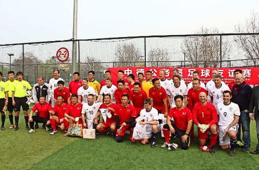 Die Schultes-Nationalelf  hat sich mit chinesischen Fußballern zum  Mannschaftsfoto versammelt. Mit dabei sind Lenningens Bürgermeister Michael Schlecht (mittlere Reihe,  Vierter von rechts) und der Trainer Klaus Schlappner (mittlere Reihe, ganz rechts). Foto: privat