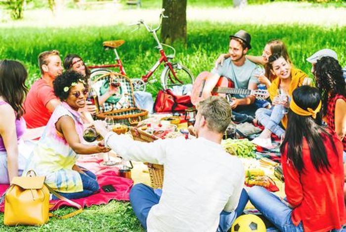 Gemeinsam radeln, gemeinsam genießen! Eine Tour im Spätsommer oder Herbst ist geradezu ideal für ein Picknick im Grünen.