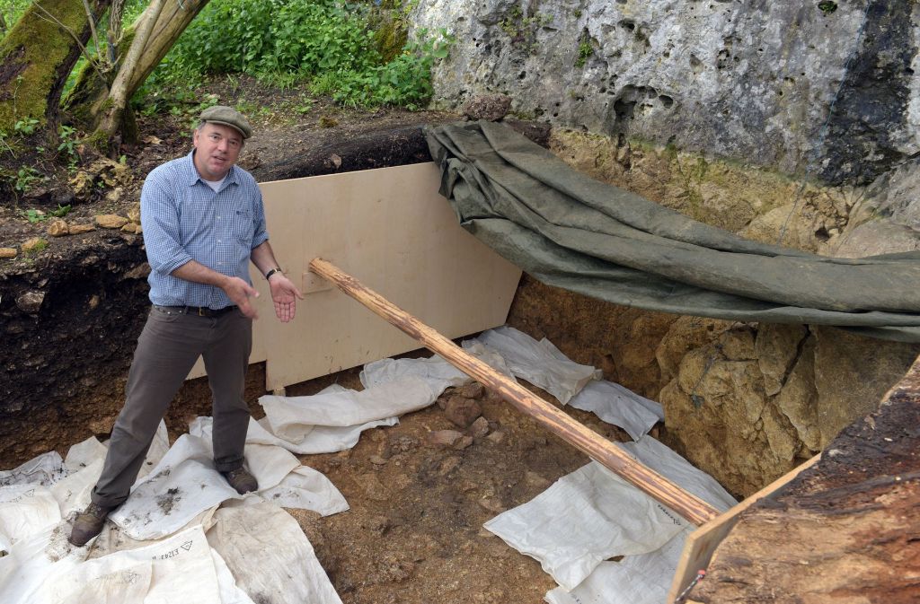 Nicholas Conard bei Ausgrabungen im Lonetal bei Niederstotzingen Foto: dpa
