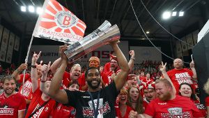 Bambergs Basketballer feiern ihren neunten Meistertitel. Foto: dpa