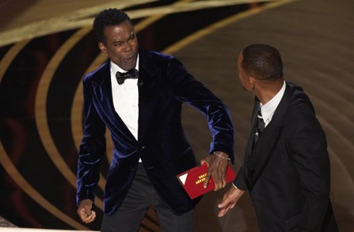 Moderator Chris Rock (l.) hatte bei den Oscars auf der Bühne von Will Smith eine Ohrfeige versetzt bekommen. Foto: dpa/Chris Pizzello
