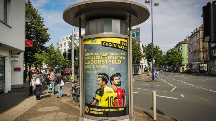Unbekannte hängen BVB-Plakate gegen Nazis auf