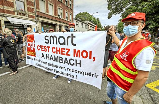 Im Juli gingen die Smart-Mitarbeiter in Saargemünd auf die Straße, um für ihre Arbeitsplätze zu kämpfen. Foto: imago/Becker&Bredel