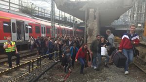 Defekte S-Bahn sorgt für Chaos - Passagiere auf den Gleisen