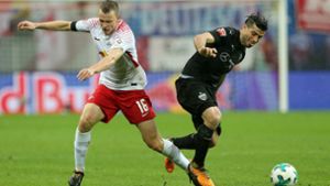 Lukas Klostermann (links) kämpft um den Ball mit Emiliano Insua: Der VfB Stuttgart verteidigte mit allem, was er hatte. Foto: Getty
