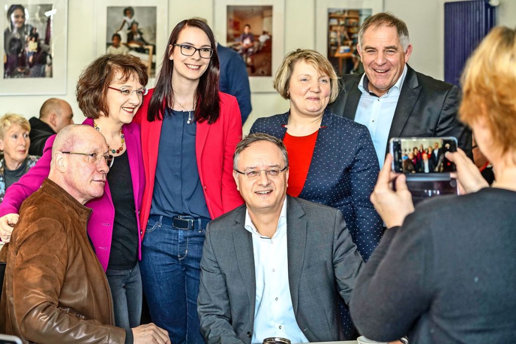 Uwe Hück (links) und SPD-Landeschef Andreas Stoch (sitzend) müssen gleich für einige Erinnerungsfotos herhalten. Foto: factum/Weise
