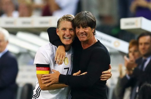Eine große Nationalmannschafts-Karriere ist zu Ende: Bastian Schweinsteiger wird nach seinem letzten Spiel von Joachim Löw in den Arm genommen. Foto: Bongarts