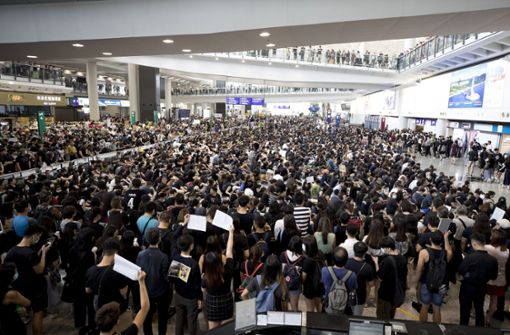 Die Proteste am Flughafen legen den Betrieb lahm. Foto: dpa