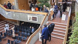 Besucher der Ausstellung im Schönaicher Rathaus. Foto: Eibner-Pressefoto/Tabea Günzler