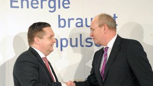 Hans-Peter Villis (rechts) sagt über die EnBW: Das Unternehmen braucht Ruhe. Links Stefan Mappus. Foto: dpa