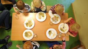 Nicht nur die Kindergartengebühren steigen, auch das Mittagessen  wird in Esslingen teurer. Foto: dpa