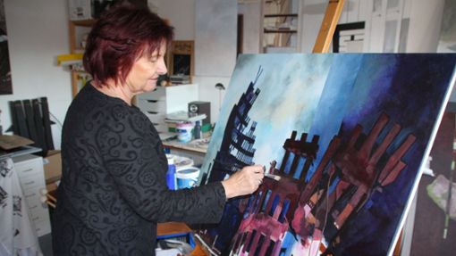 Karin Genitheim in ihrem Atelier in der Kunstakademie Esslingen mit einem ihrer gemalten Motive vom Anschlag des 11. September in New York. Ein Foto diente ihr dafür als künstlerische Inspiration. Foto: /Katja Eisenhardt