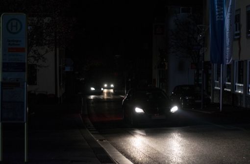 Stromausfall: Einzig die Autoscheinwerfer beleuchten Gerlingens Straßen. Foto: 7aktuell.de/Nils Reeh