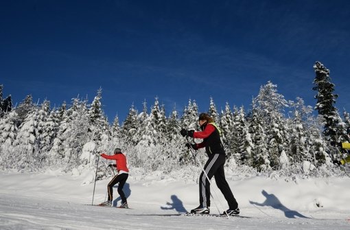 Bevor Ski- und Snowboardfahrer über die schneebedeckten Pisten wedeln, sollten sie sich vorbereiten, um Verletzungen vorzubeugen. Wir haben vier Trockenübungen vorbereitet. Klicken Sie sich durch die Bildergalerie. Foto: dpa