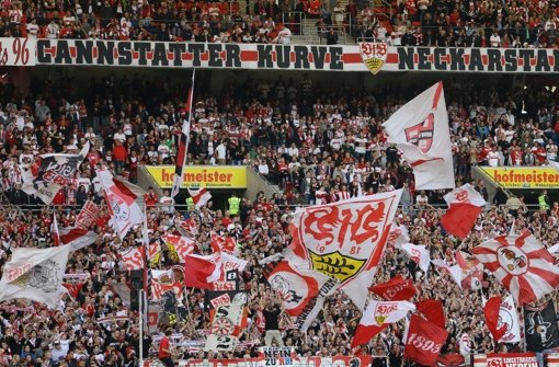 Die Fans des VfB Stuttgart halten ihrer Mannschaft die Treue.  Foto: Pressefoto Baumann