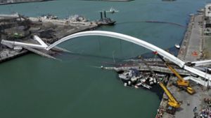 Berühmte Brücke in Taiwan stürzt ein