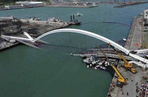 Warum die Brücke einstürzte, ist derzeit noch unklar. Foto: AFP/SAM YEH
