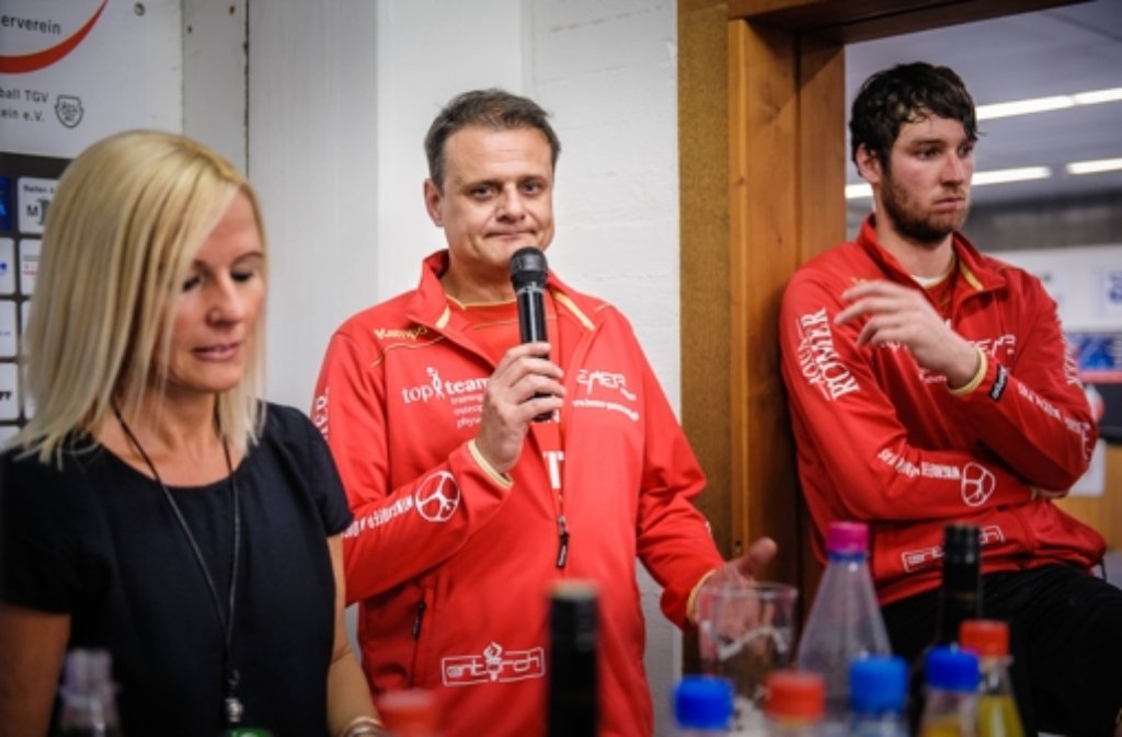 Zufrieden sieht anders aus: Torwarttrainer Dirk Bellon (Mitte) mit Pressesprecherin Ilka Korn und Philipp Kroll.