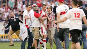 Stuttgarter Fans haben nach dem Abpfiff den Innenraum geentert und ihrem Unmut freien Lauf gelassen. Foto: Pressefoto Baumann