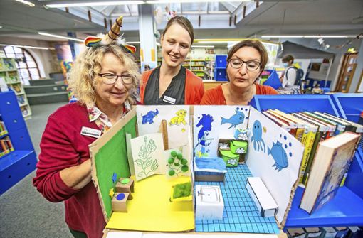 Die Bücherei-Mitarbeiterinnen Bettina Langenheim, Malin Baumgärtner und Giovanna Sebald zeigen Ideen für ein Familien-WC. Foto: Roberto Bulgrin