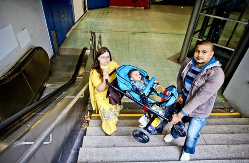 Weil an der S-Bahn-Haltestelle Feuersee weder Aufzug noch Rolltreppen funktionieren, schleppen Raphaela   Bleichner und ihr Mann den  Kinderwagen samt Kind 34 Stufen hoch. Foto: Peter Petsch