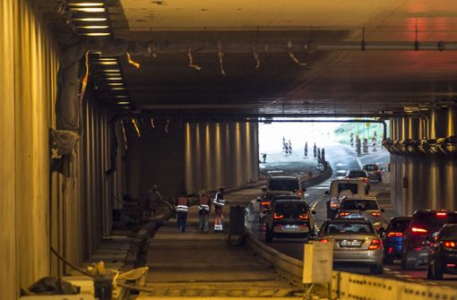 Nach den Tunnelwänden und der Decke im Schwanenplatztunnel wird nun die Fahrbahn in beiden Röhren saniert. Dazu wird der Tunnel ab dem ersten Novemberwochenende voll gesperrt. Foto: Lichtgut/Leif Piechowski Foto:  