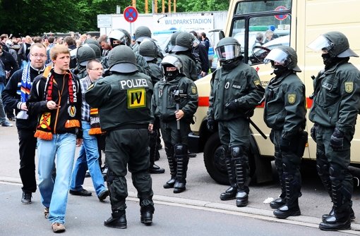 Auch bei Fußballspielen, hierin Karlsruhe, schlägt der Polizei  oft Aggression   entgegen. Foto: dpa