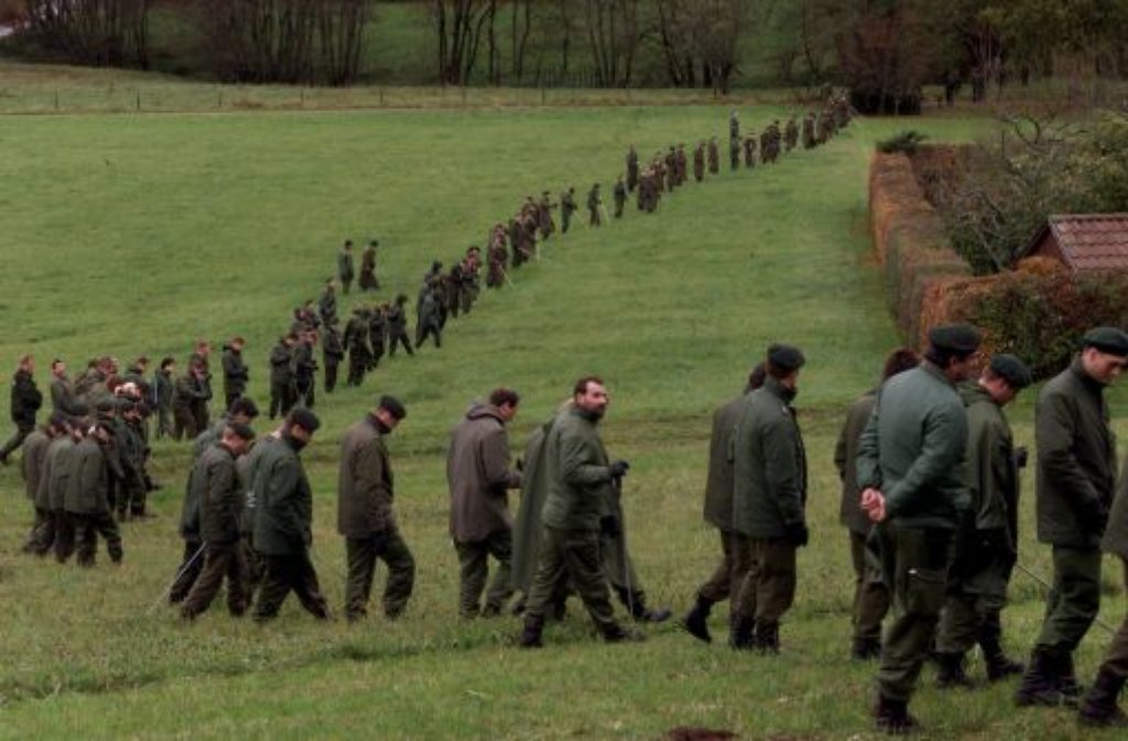 Polizisten suchen Ende Oktober 2000 auf den Wiesen bei Weil im Schönbuch nach Spuren im Mordfall Tobias.
