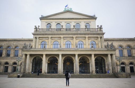 Die Staatsoper Hannover hat den Ballettchef Marco Goecke  suspendiert. Foto: dpa/Julian Stratenschulte