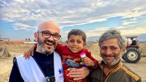 Als Helfer unterwegs:  Markus Brandstetter (links) mit den Bewohnern eines   Camps an der türkisch-syrischen Grenze Foto: privat