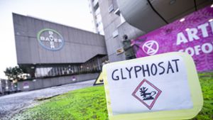 Brüssel: Ein Plastikcontainer mit der Aufschrift „Glyphosat“ steht bei einer Protestaktion vor dem Eingang des Chemiekonzerns Bayer (Archivbild). Foto: dpa/Fabian Sommer