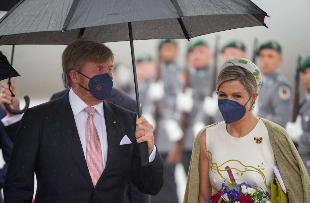 König Willem-Alexander der Niederlande und Königin Máxima wurden am Montag auf dem Flughafen in Berlin Brandenburg ...