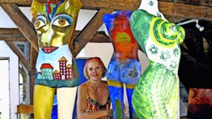 Die Schaufensterpuppen hat Bettina Knippert aus einem Geschäft, das geschlossen  wurde.Bemalt hat sie die Puppen mit zuteils psychedelischen Motiven. Foto: Susanne Müller-Baji
