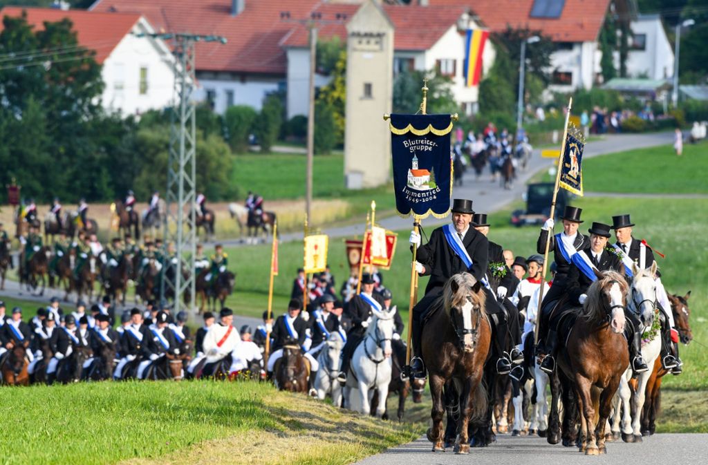 Tausende Wallfahrer und rund 1500 Reiter haben am Freitag das diesjährige Heilig-Blutfest in Bad Wurzach (Kreis Ravensburg) gefeiert.