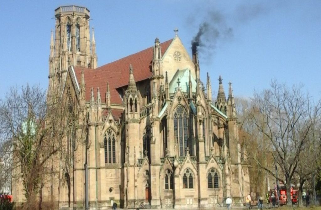 Schwarzer Rauch kommt am Mittwoch aus dem Kamin der Johanneskirche am Feuersee.