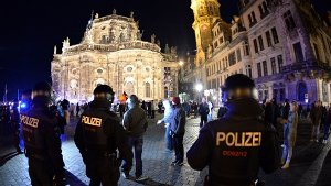 Die Polizei trennte vor der Semperoper in Dresden Unterstützer des Flüchtlingscamps und Demonstranten der Pegida. Foto: dpa