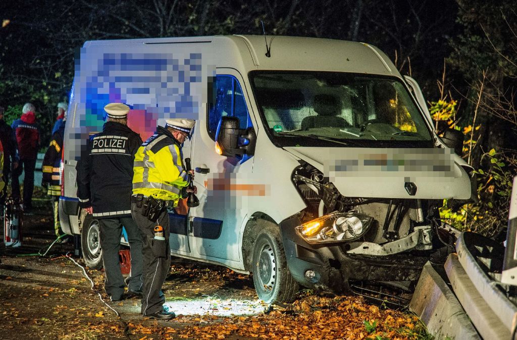 Zu einem tödlichen Unfall ist es am Montag auf der B465 bei Lenningen gekommen.