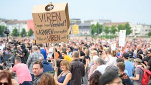 Menschenmasse ohne Maske: In Stuttgart rief die Initiative „Querdenken 711“ zur Demonstration gegen die Einschränkungen während der Pandemie auf. Foto: dpa/Sebastian Gollnow