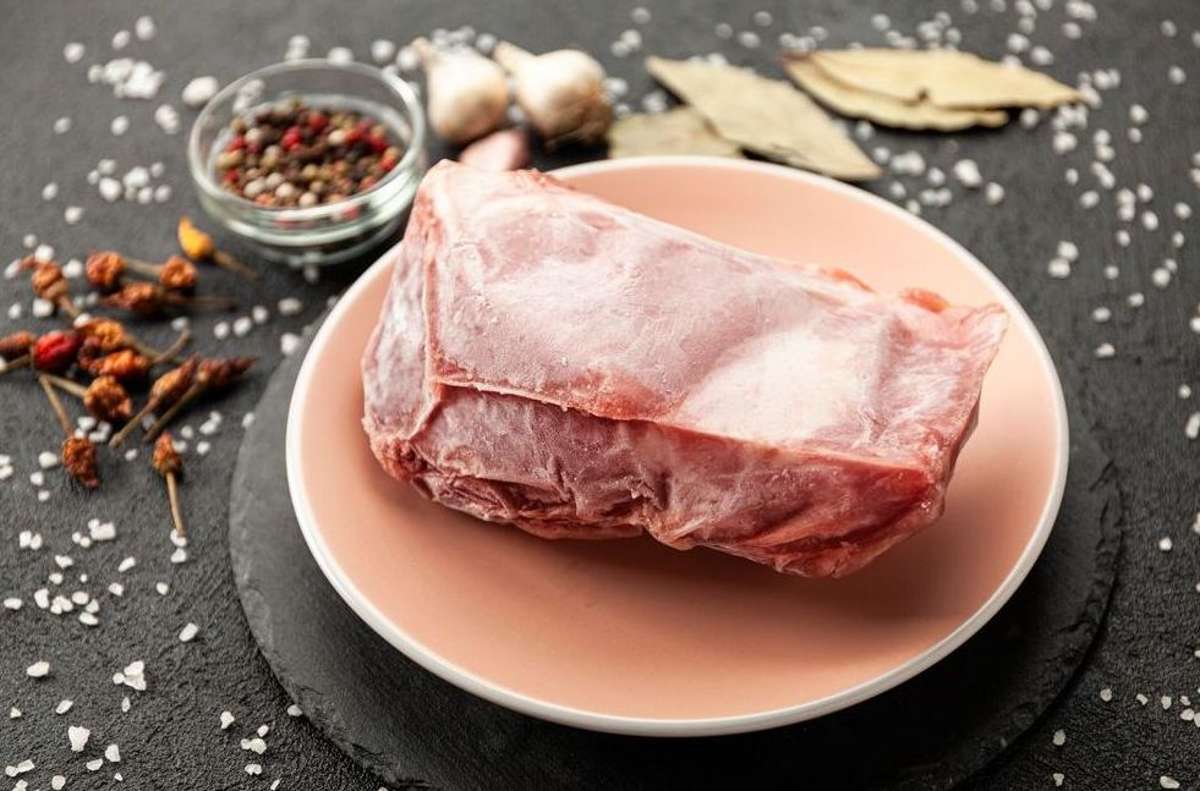 Ein tiefgekühltes Fleisch ist schnell aus der Truhe geholt. Doch nicht alle Auftaumethoden sind schonend und schonen die Qualität.