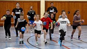Drittliga-Handballer und Kids als ein Team