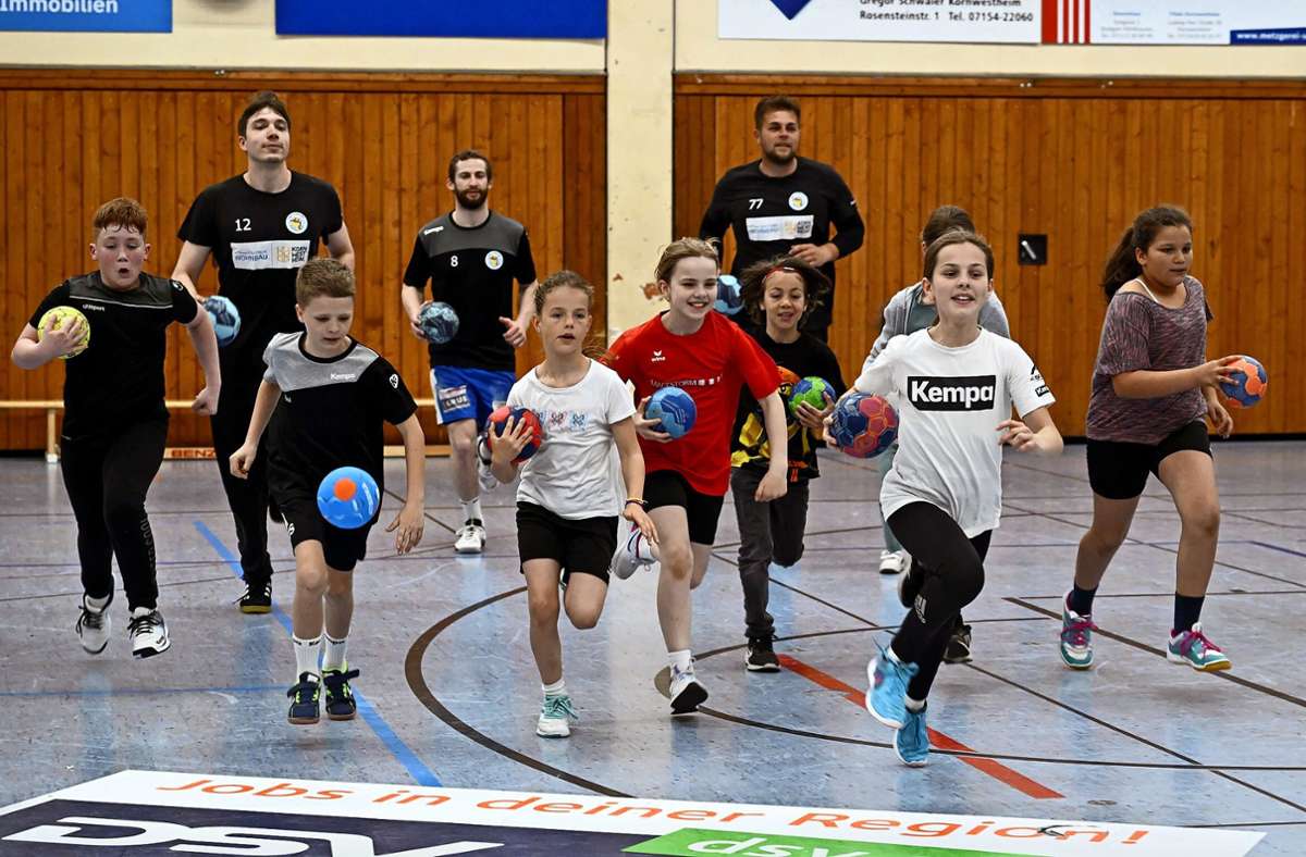 Groß und Klein erlebten einen gelungenen gemeinsamen Handballabend. Foto: Peter Mann