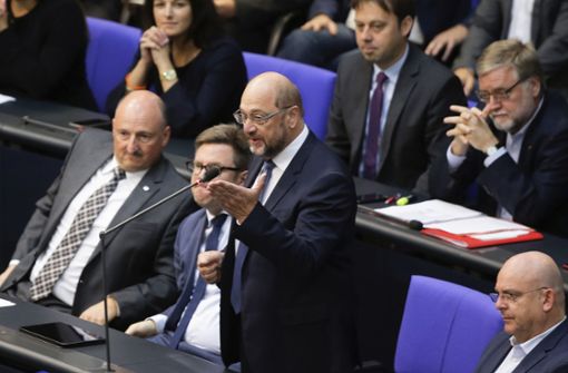 SPD-Politiker Martin Schulz attackierte AfD-Politiker Alexander Gauland bei der Generalaussprache. Foto: AP