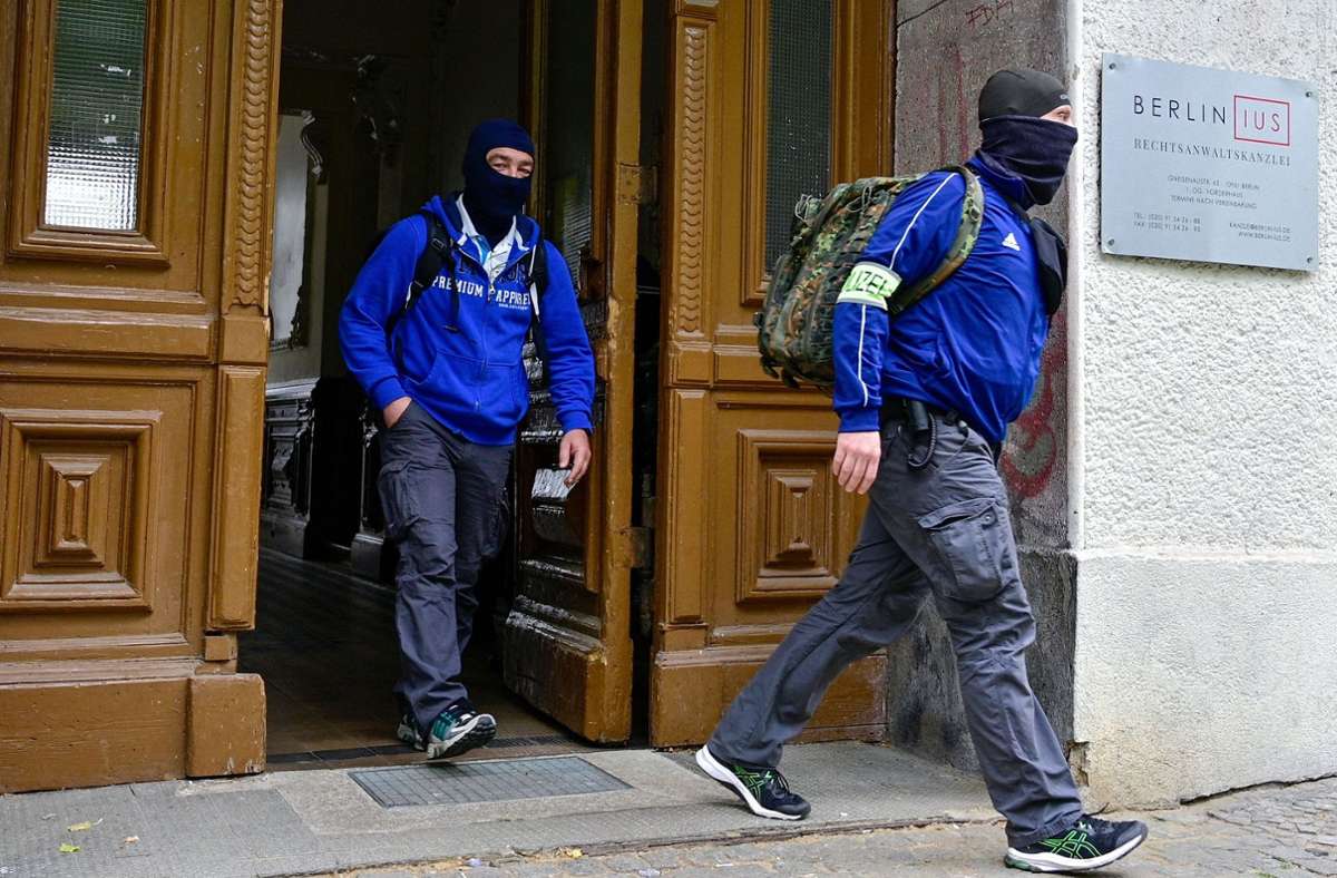 Die Polizei durchsuchte mehrere Wohnungen, ließ Konten beschlagnahmen und die Website der Gruppe sperren. Foto: AFP/JOHN MACDOUGALL