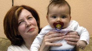 Die 65 Jahre alte Berlinerin Annegret R. hat Vierlinge zur Welt gebracht. (Archivbild mit ihrer Tochter aus dem Jahr 2005) Foto: dpa
