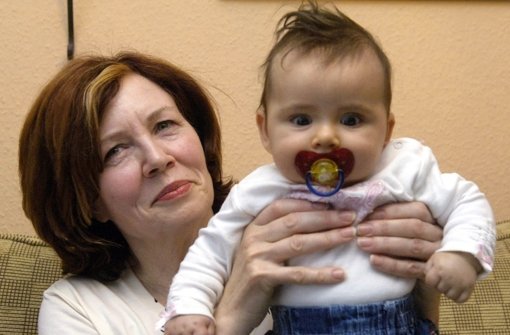 Die 65 Jahre alte Berlinerin Annegret R. hat Vierlinge zur Welt gebracht. (Archivbild mit ihrer Tochter aus dem Jahr 2005) Foto: dpa