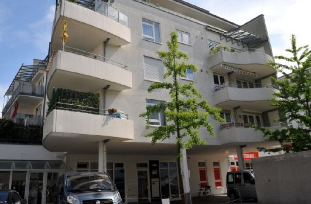 Die Außenansicht zeigt ein Wohnhaus in Lörrach. Bei einem Familiendrama sind dort zwei Menschen ums Leben gekommen.