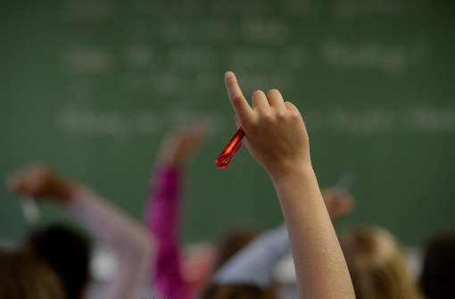 Ein Mädchen streckt in der fünften Klasse: Mädchen funktionieren in der Schule in der Regel besser als Jungs. Vielleicht liegt es am Unterricht? Foto: dpa