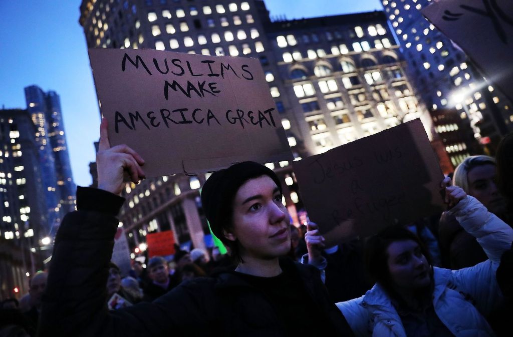 Nicht nur in New York protestieren Menschen gegen die Politik von Donald Trump. In unserer Bilderstrecke zeigen wir Protestfotos aus aller Welt.
