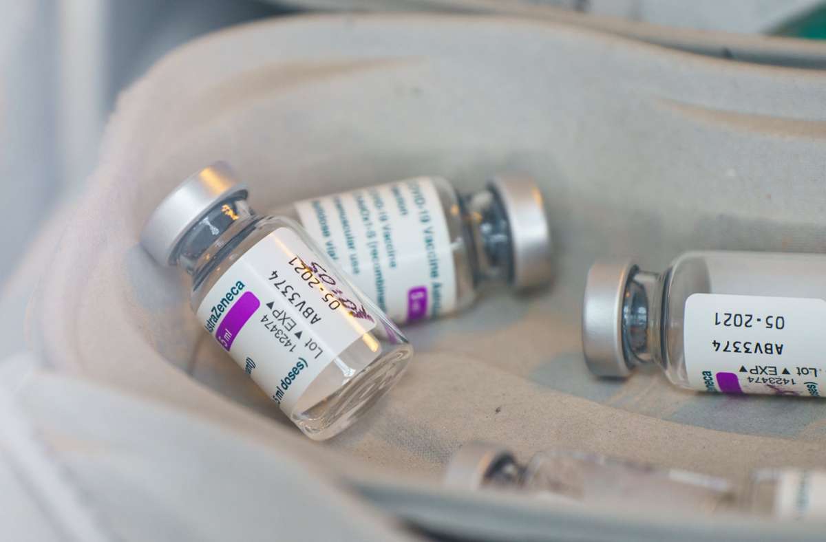 Impfstoffdosen des Herstellers Astrazeneca dürfen derzeit nicht mehr aus der EU ausgeführt werden. (Symbolbild) Foto: dpa/Andreas Arnold