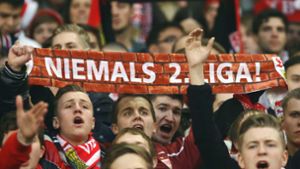 Die Hoffnung stirbt zuletzt: VfB-Fans bei einem der vielen Abstiegskämpfe ihres Vereins in den vergangenen Jahren. Foto: Pressefoto Baumann